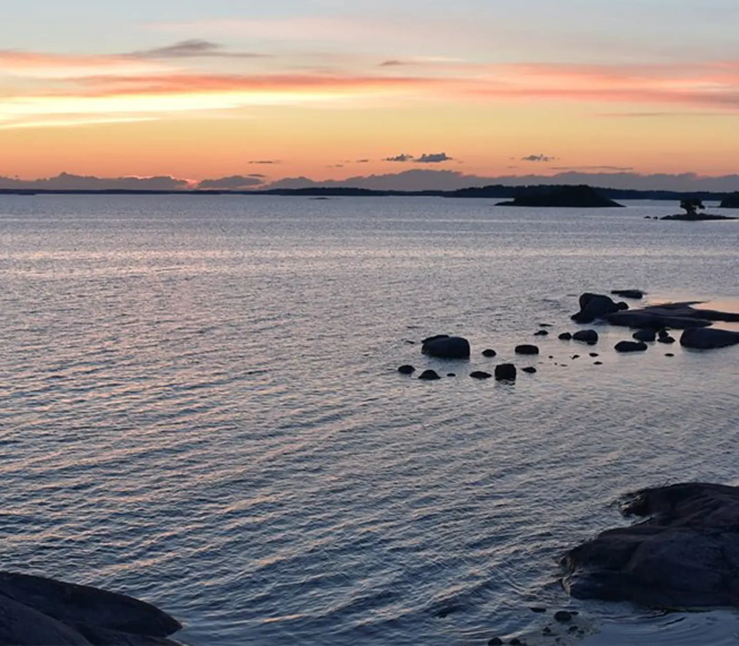 Skärdgård i solnedgång