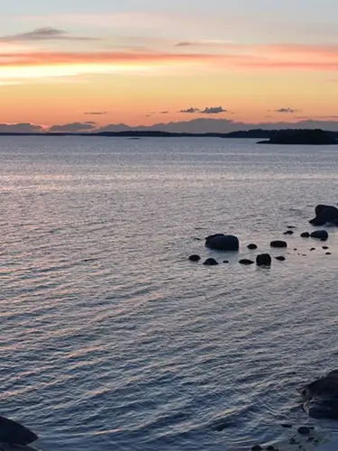 Skärdgård i solnedgång