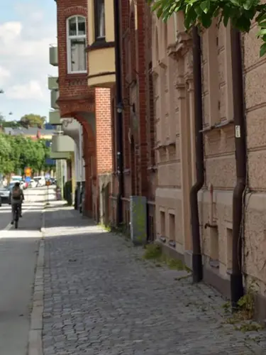 Cyklister och bilar på Södra Esplanaden i Lund