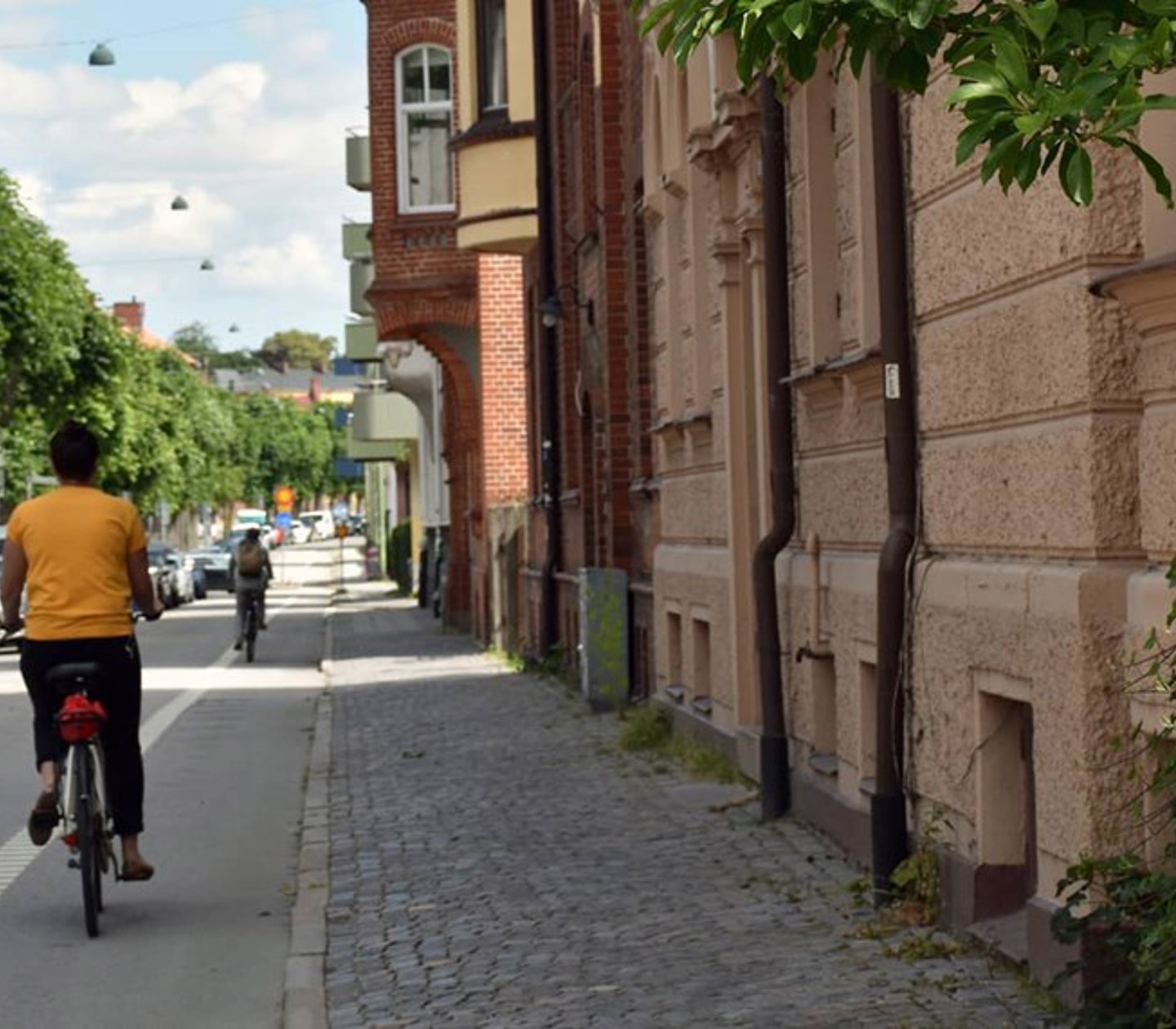 Cyklister och bilar på Södra Esplanaden i Lund
