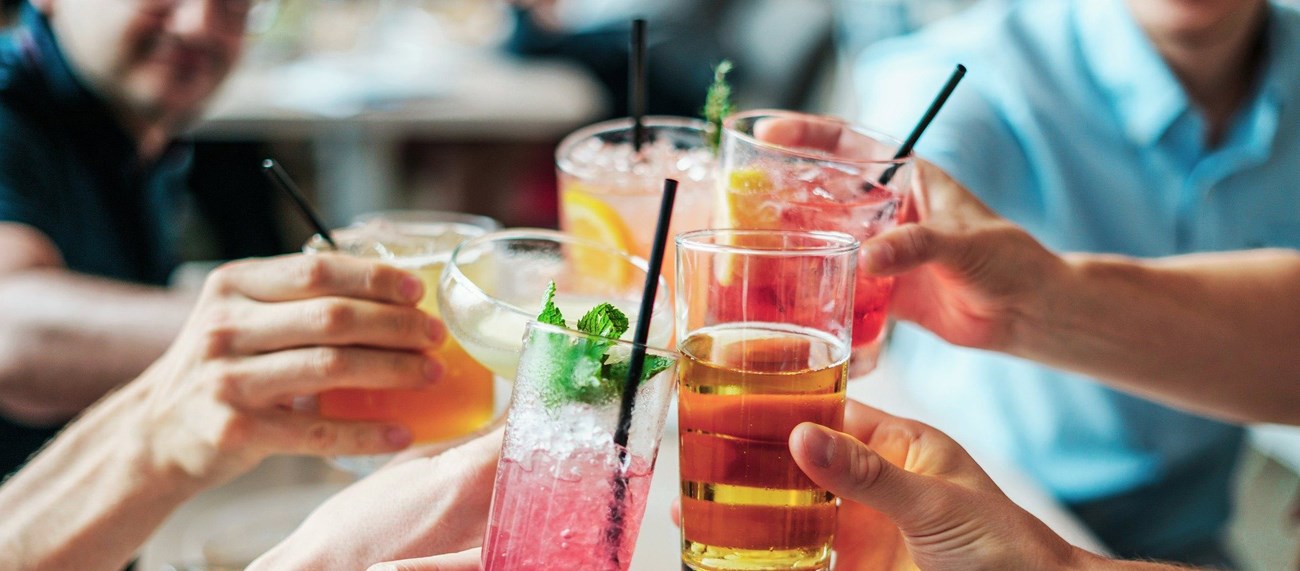 Ett gäng skålar med fräscha sommardrinkar