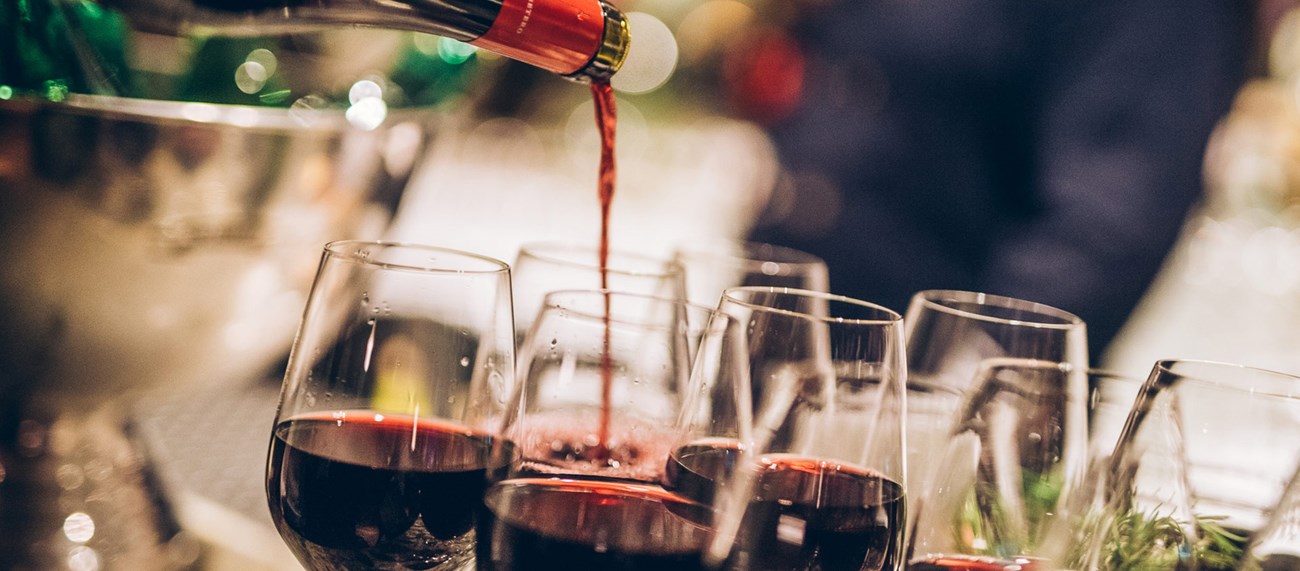 Vin som hälls upp i vinglas