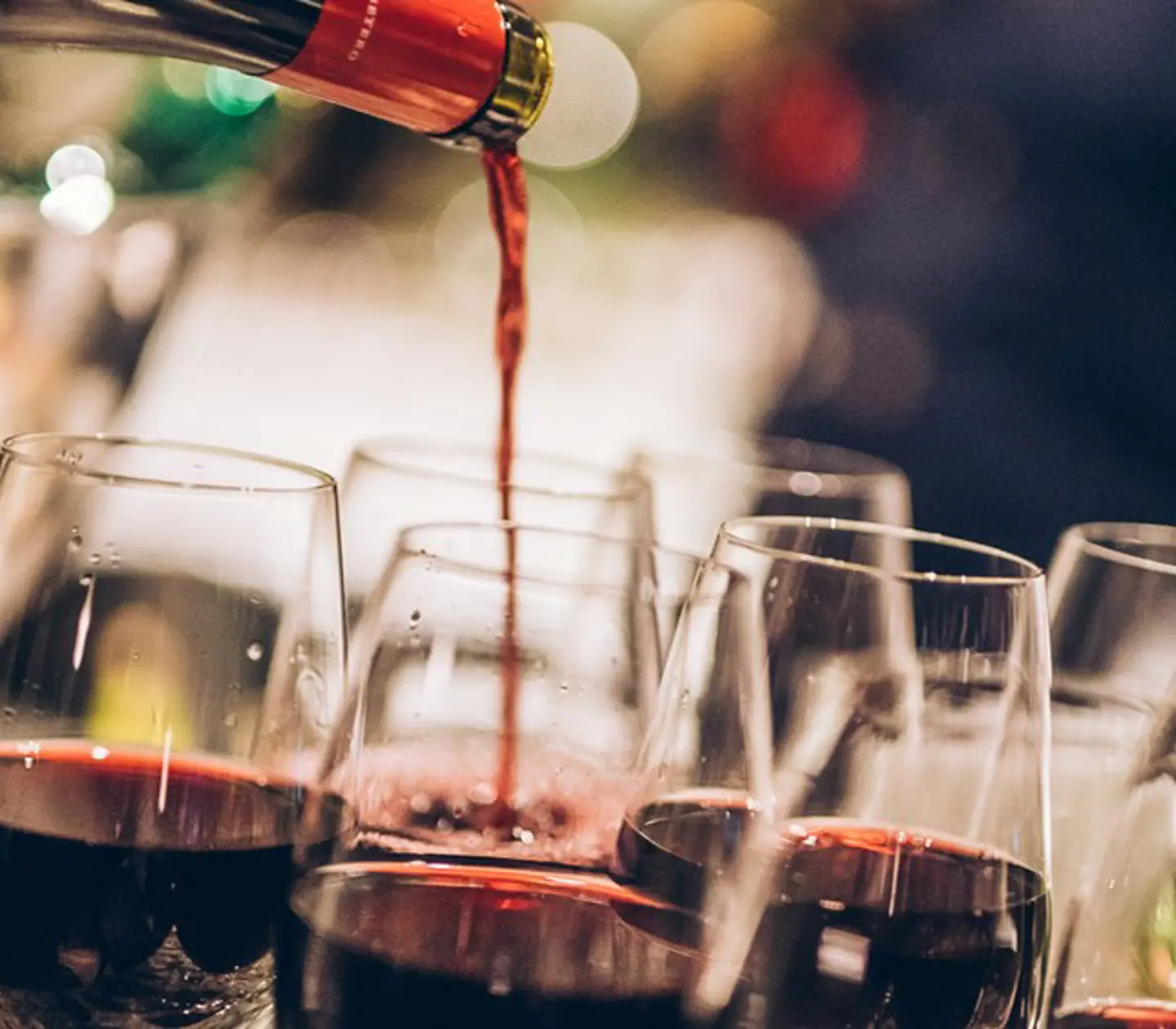 Vin som hälls upp i vinglas