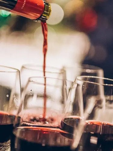 Vin som hälls upp i vinglas