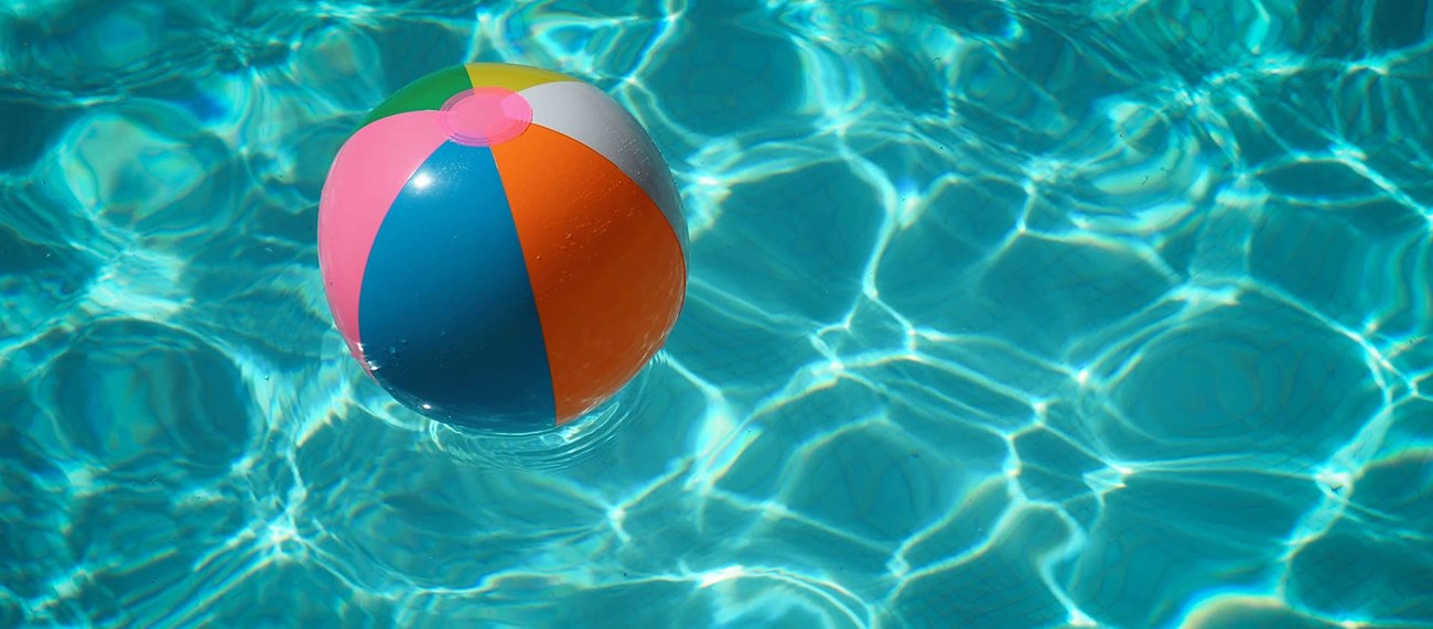 Upplåsbar badboll flyter runt i en pool
