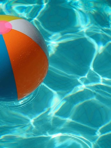 Upplåsbar badboll flyter runt i en pool