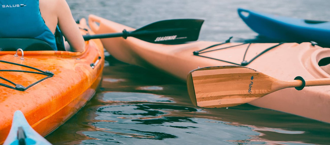 Närbild på kajaker ute på sjön