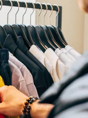 En person som tittar på skjortor i en butik