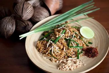 Asiatisk rätt med nudlar och grönsaker