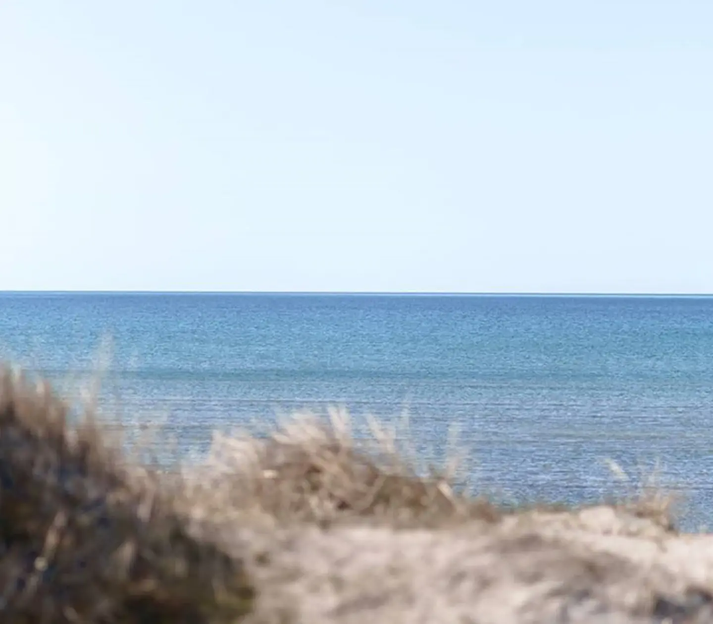 Vit sandstrand vid havet