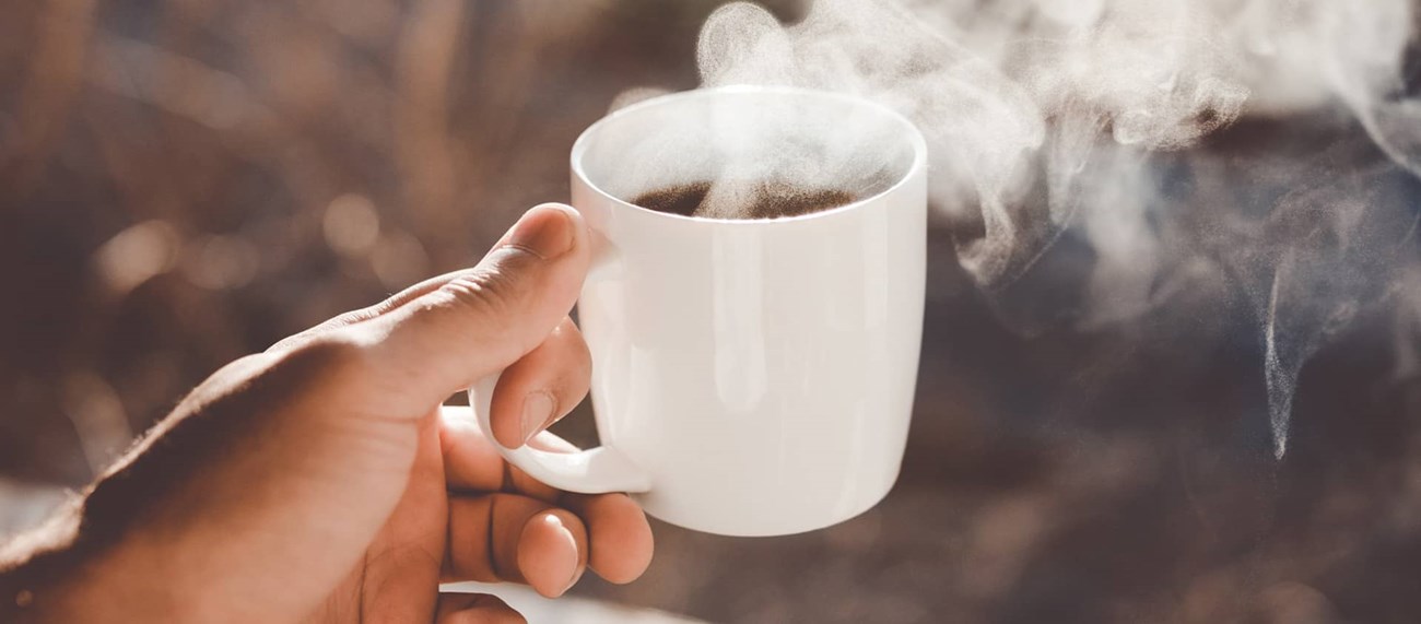 Kaffe som ryker från värmen
