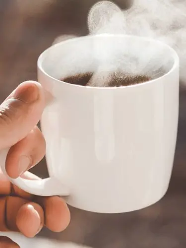 Kaffe som ryker från värmen