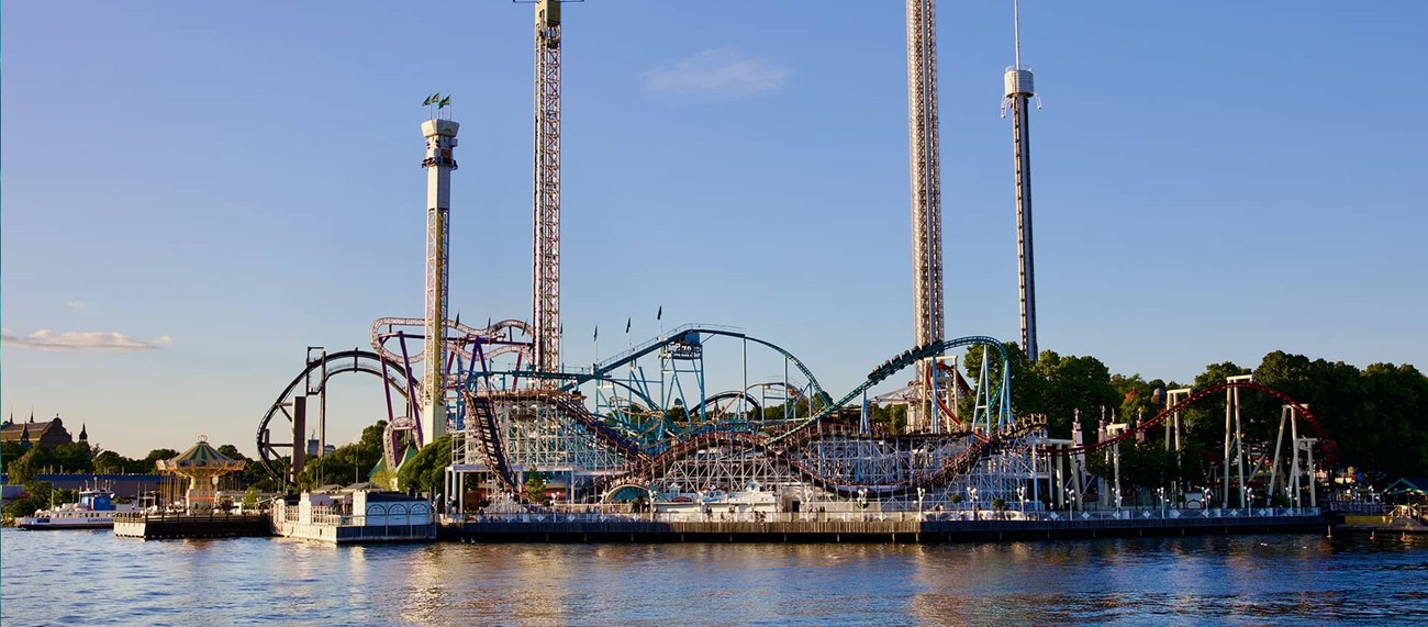 Gröna Lund med vattnet framför