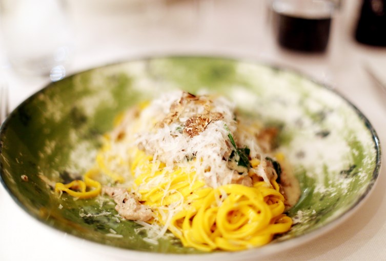 Pastarätt serverad på en grön tallrik