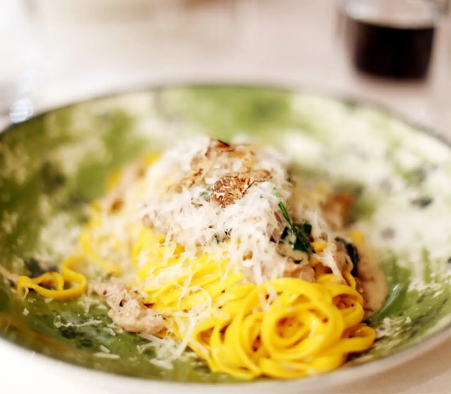 Pastarätt serverad på en grön tallrik