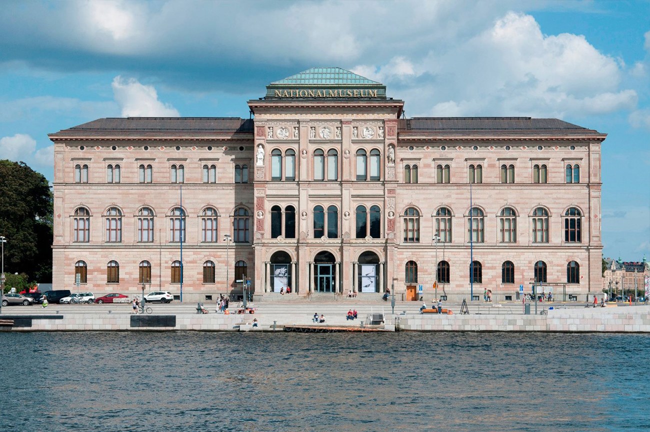 Nationalmuseum med vattnet framför