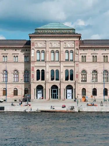 Nationalmuseum med vattnet framför