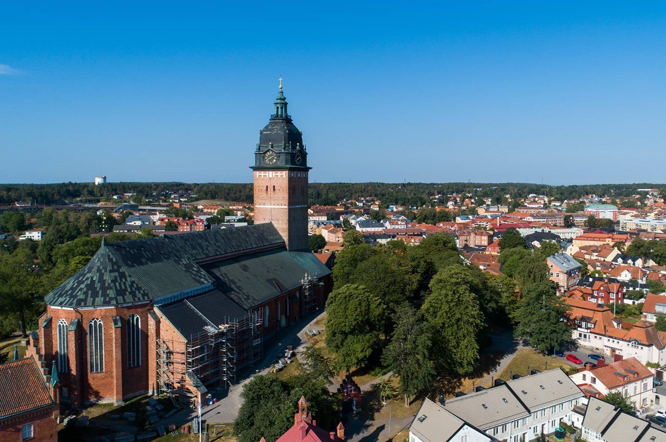 Strängnäs Domkyrka och vy över staden i bakgrunden