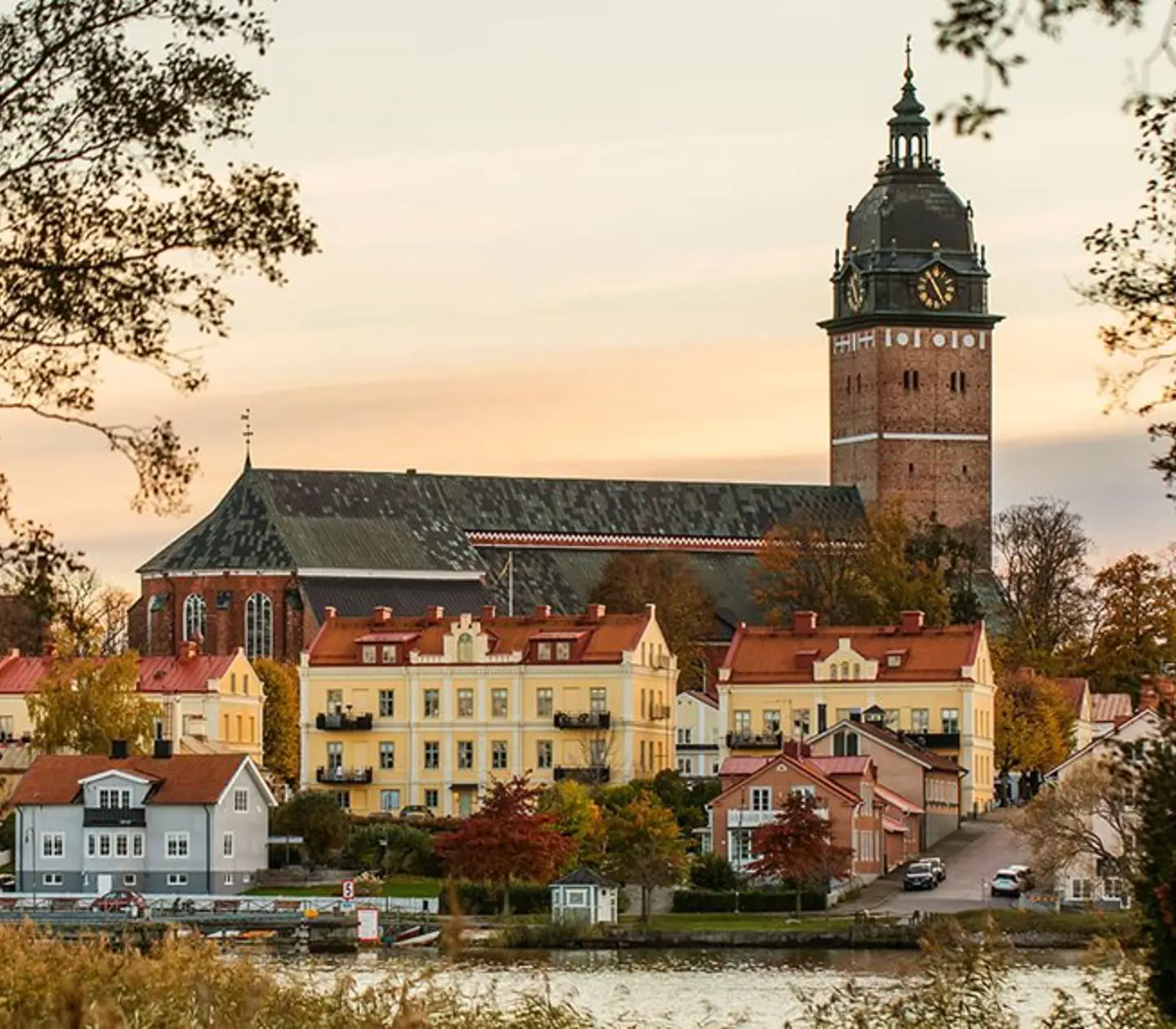 Strängnäs Domkyrka i en vacker solnedgång