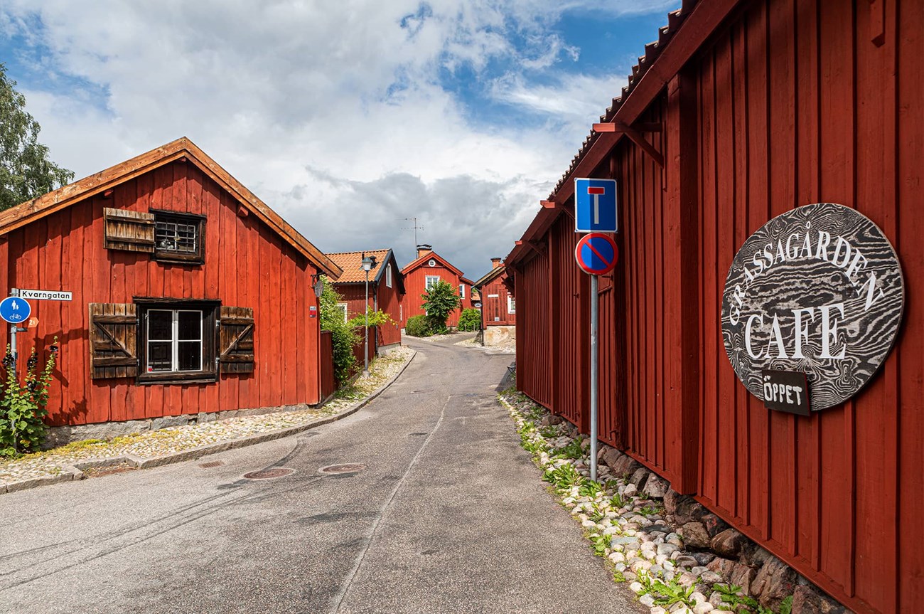 Gamla röda byggnader på Kvarngatan i Strängnäs