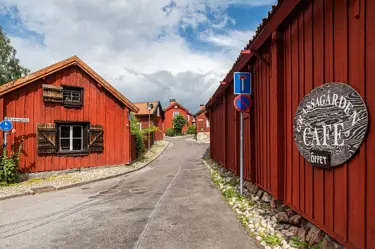 Gamla röda byggnader på Kvarngatan i Strängnäs