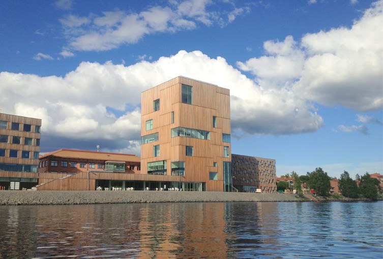 Arkitektritat hus vid vattnet i Umeå