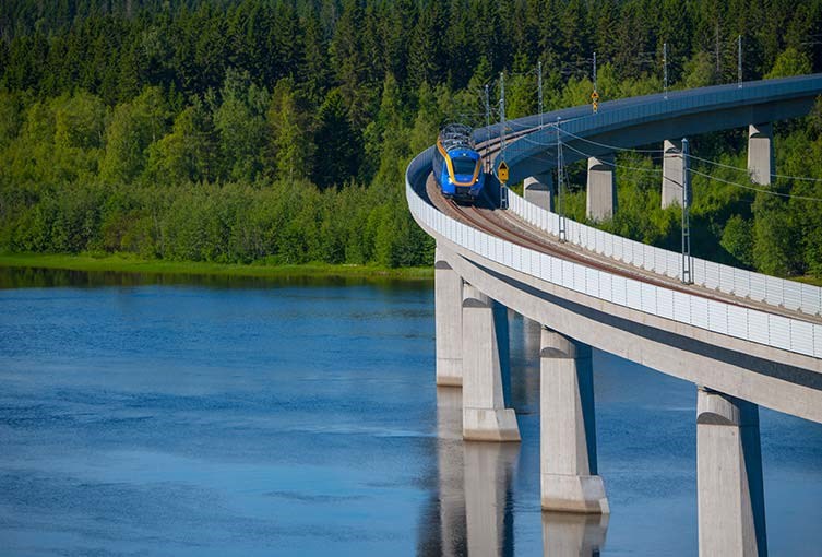 Tåg som åker på bro över vattnet