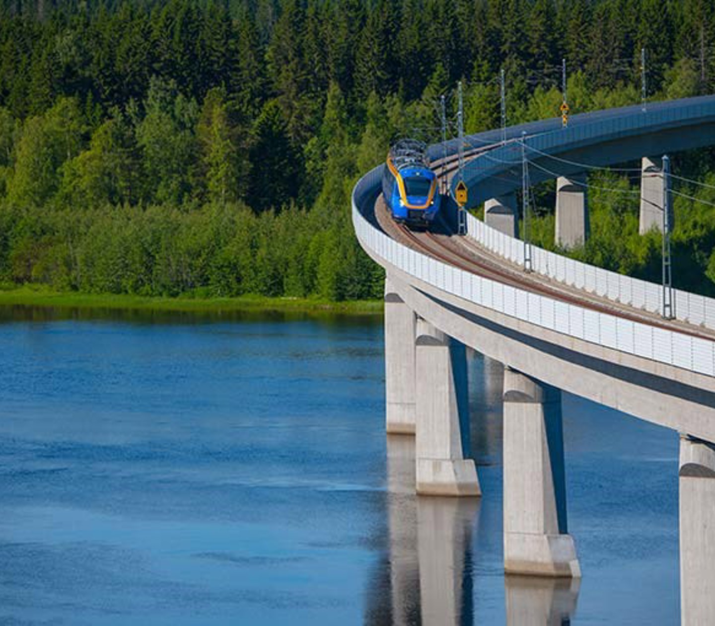 Tåg som åker på bro över vattnet