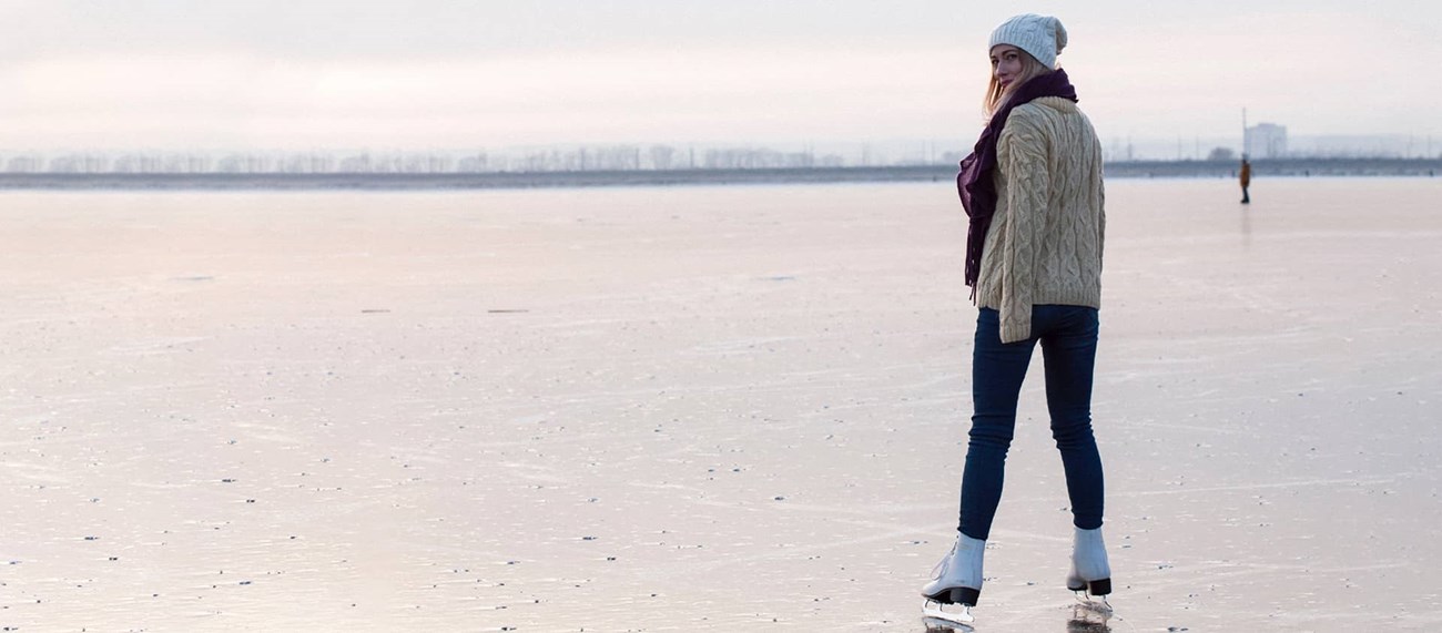 Tjej som åker skridskor