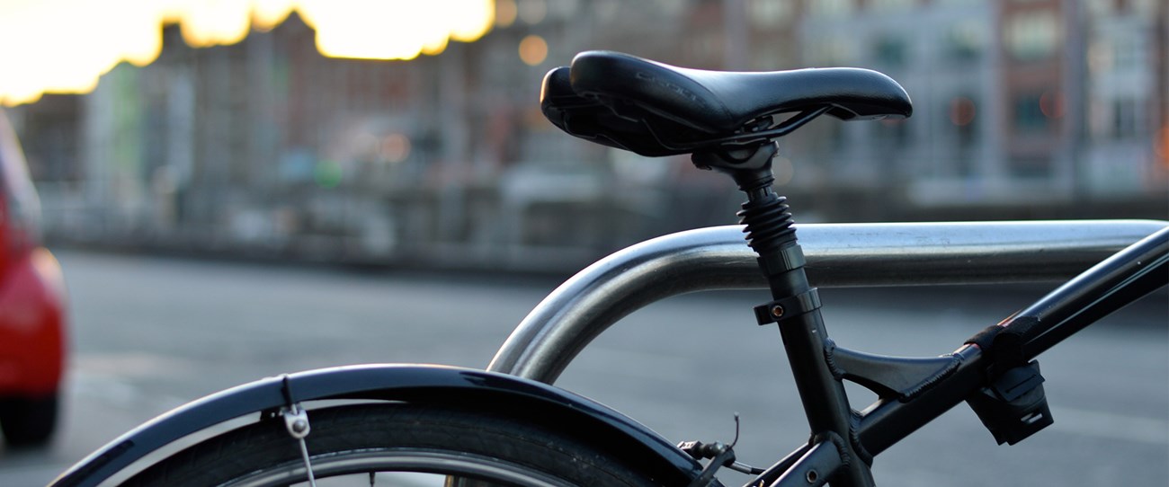 Cykel parkerad i en stad