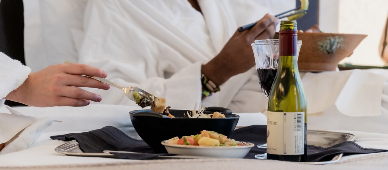 Personer i morgonrockar som äter mat