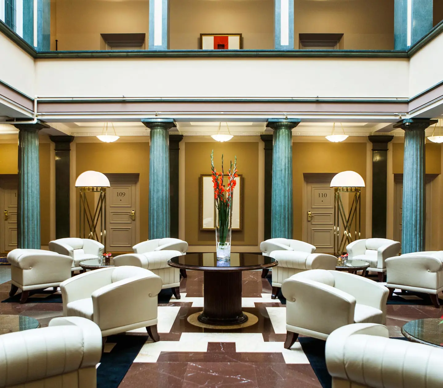 Arm chairs and tables in the Florentin Pillar Hall