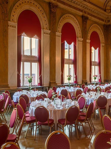 Banquett hall with round tables an  crystal chandeliers