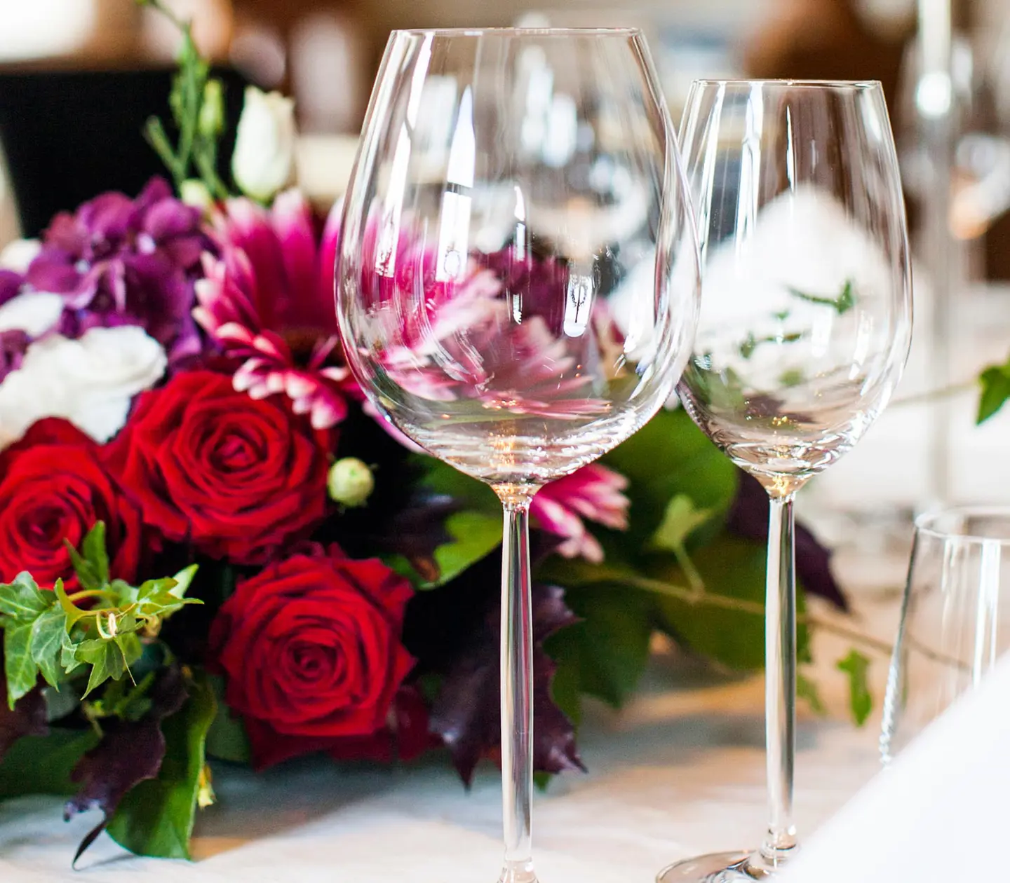 A plated table with colorful flowers