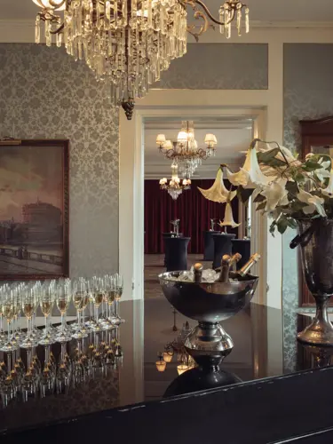 Banquett hall with round tables an crystal chandeliers
