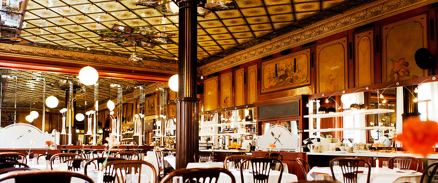 Stolar och bord med vita dukar i Spegelsalen