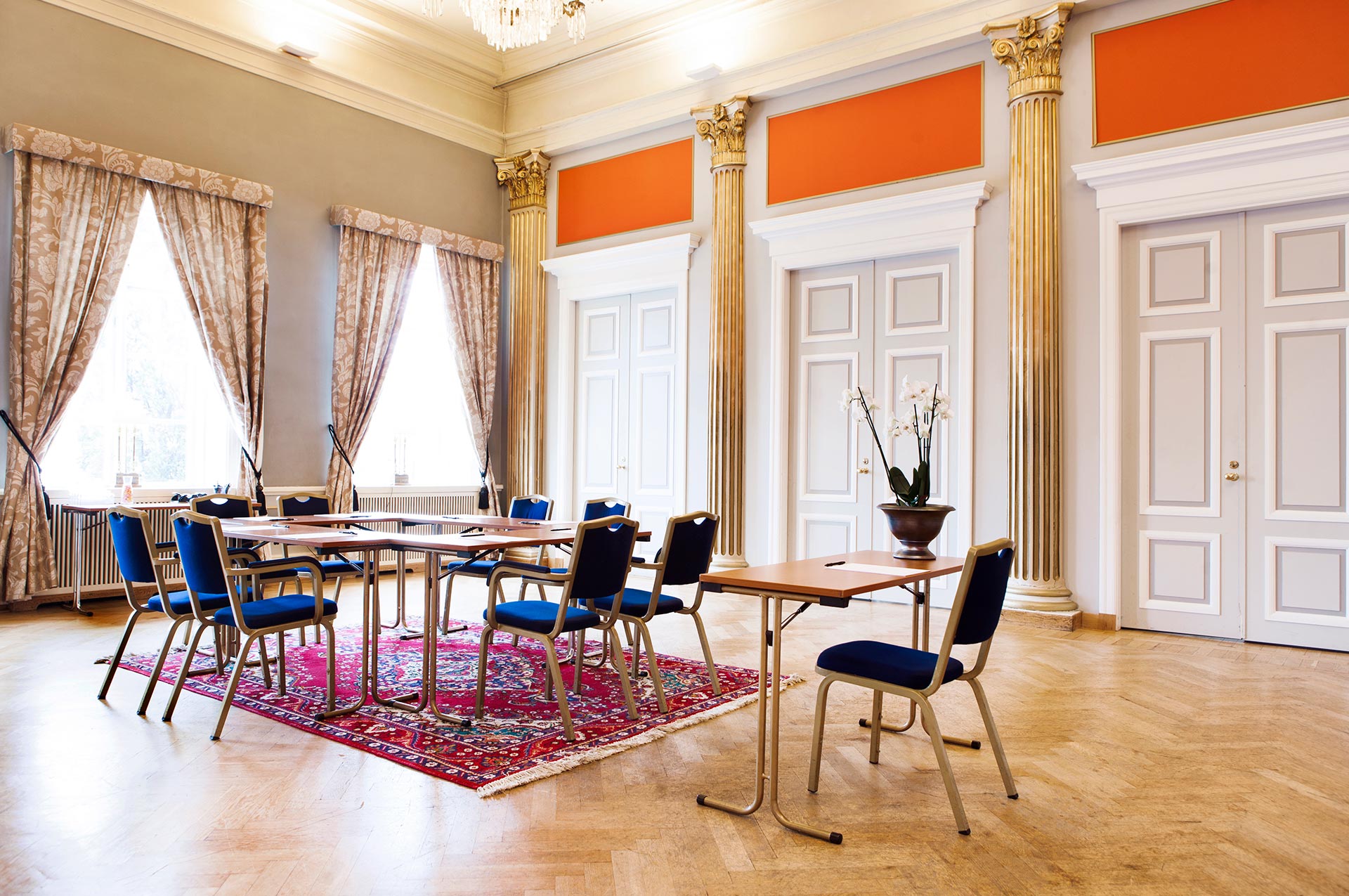 Konferensrum med stolar och bord