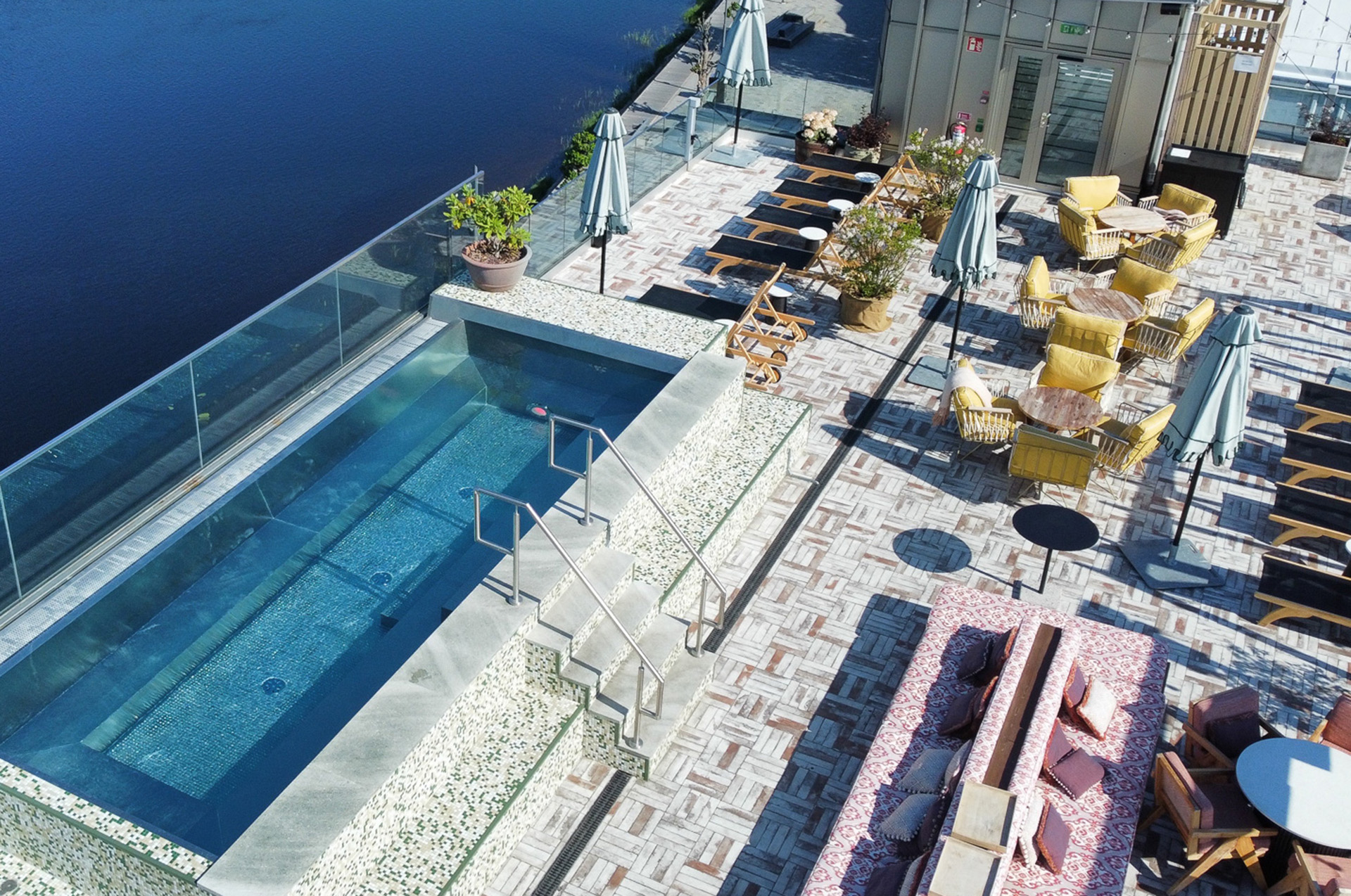 Pool på taket på ett hotell