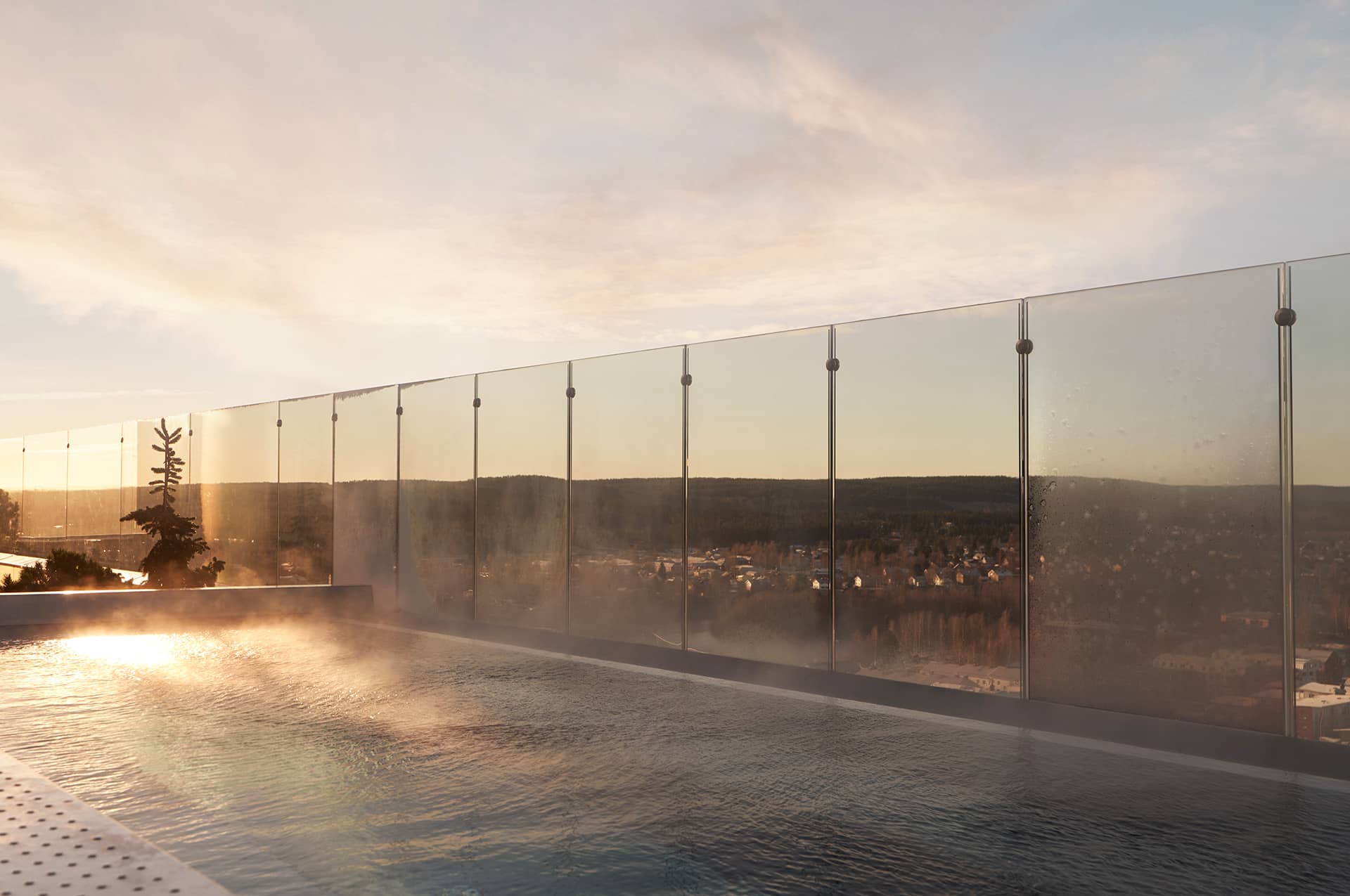 Takpool med ångande varmt vatten