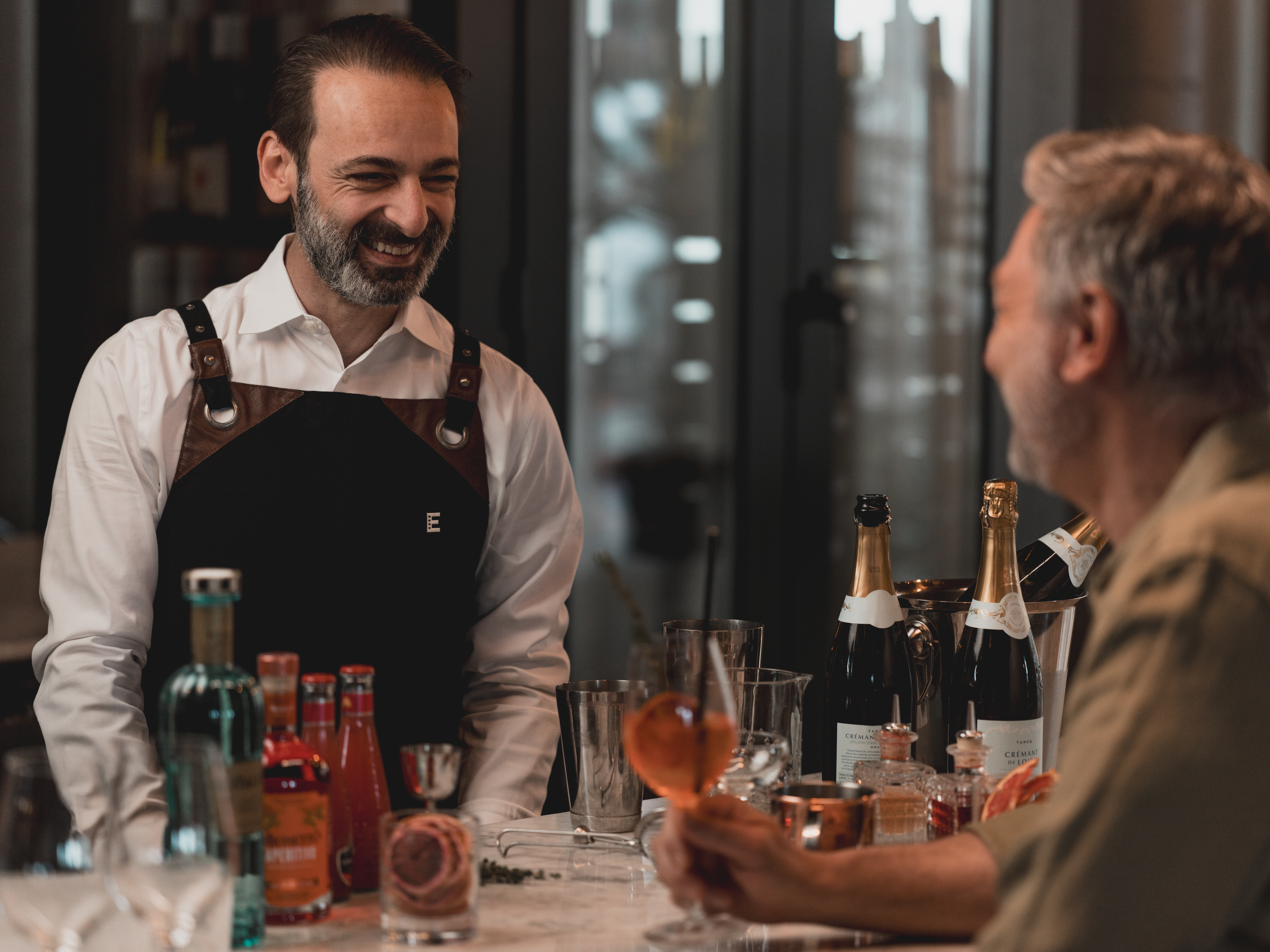 Kockar som förbereder maträtter i ett professionellt kök