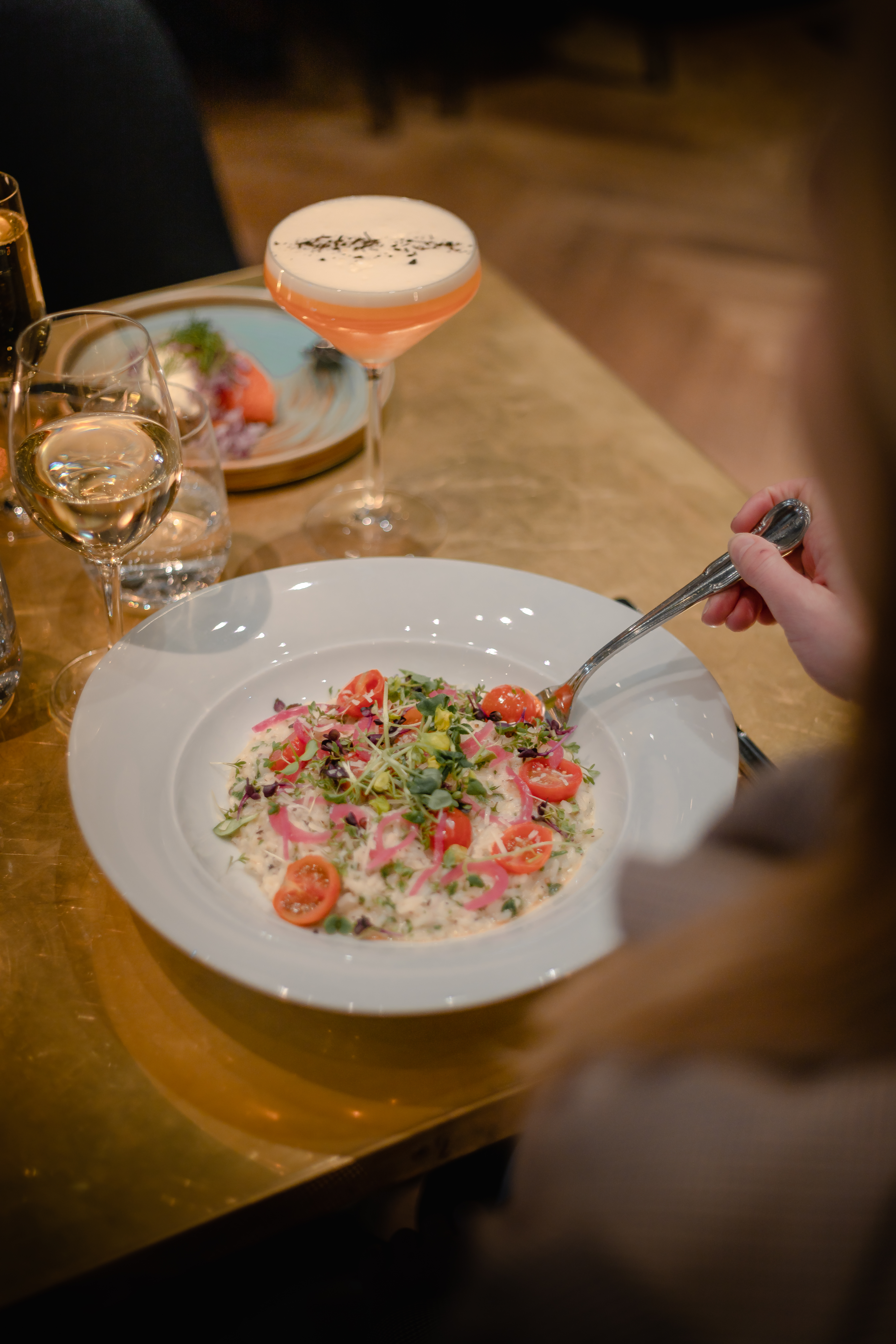 Elegant fiskrätt med vitt vin