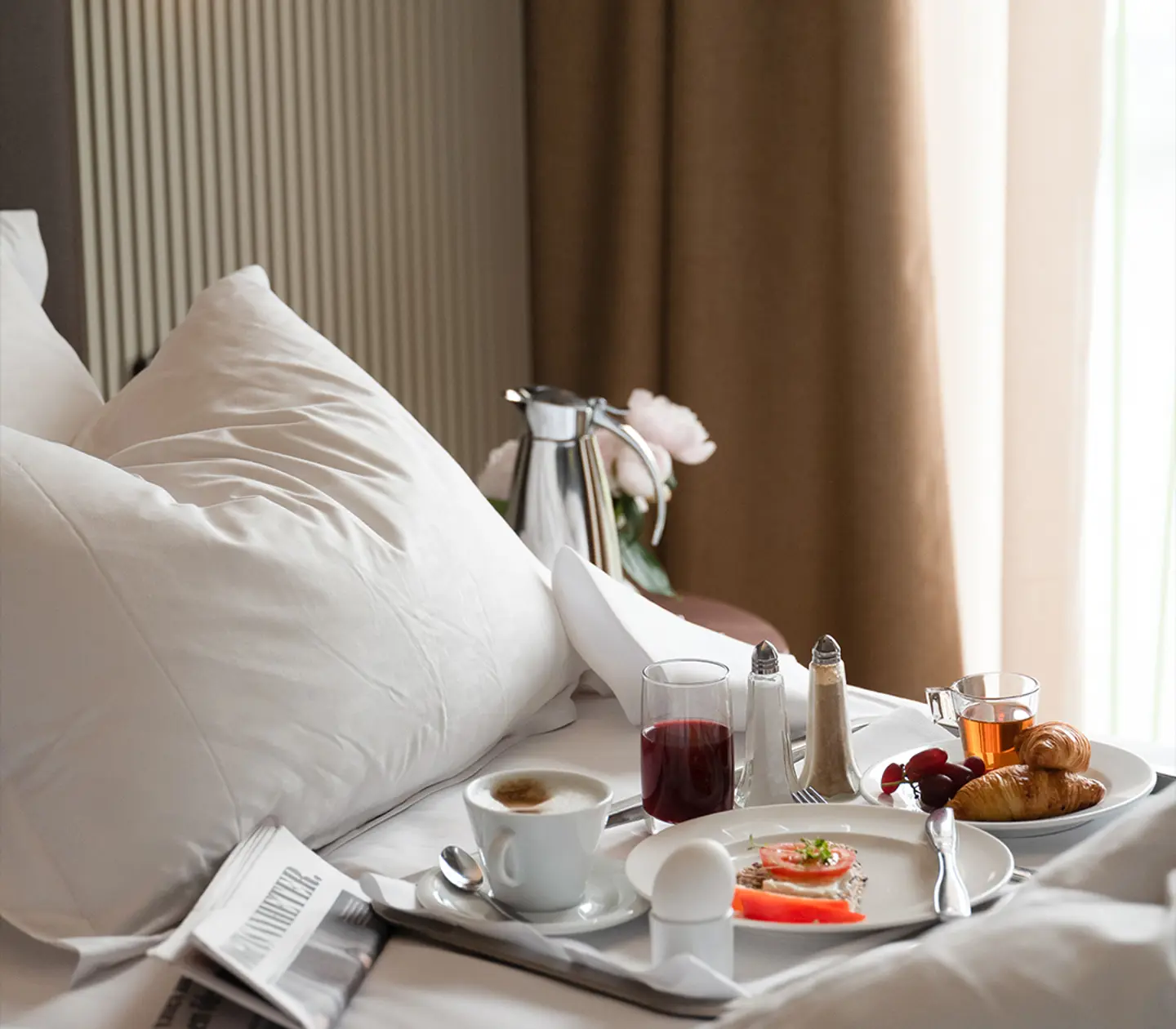 Frukostbricka uppdukad på hotellsäng