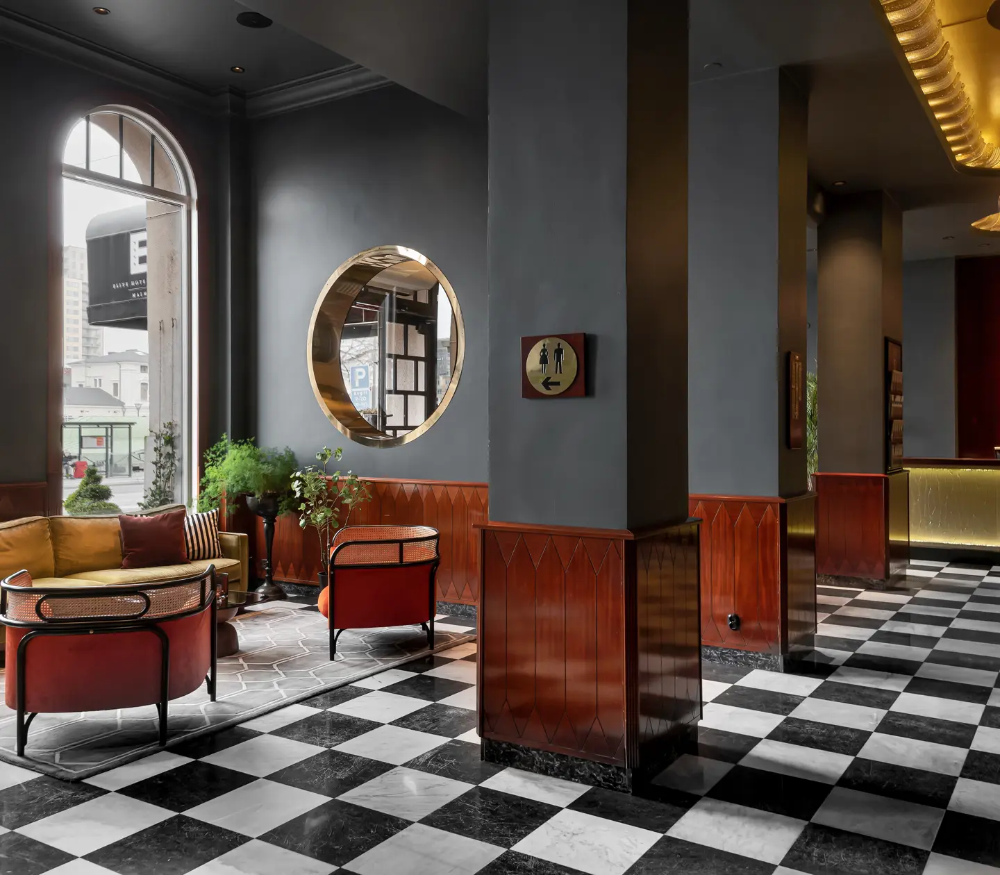 Hotellobby med receptionsdisk och loungemöbler