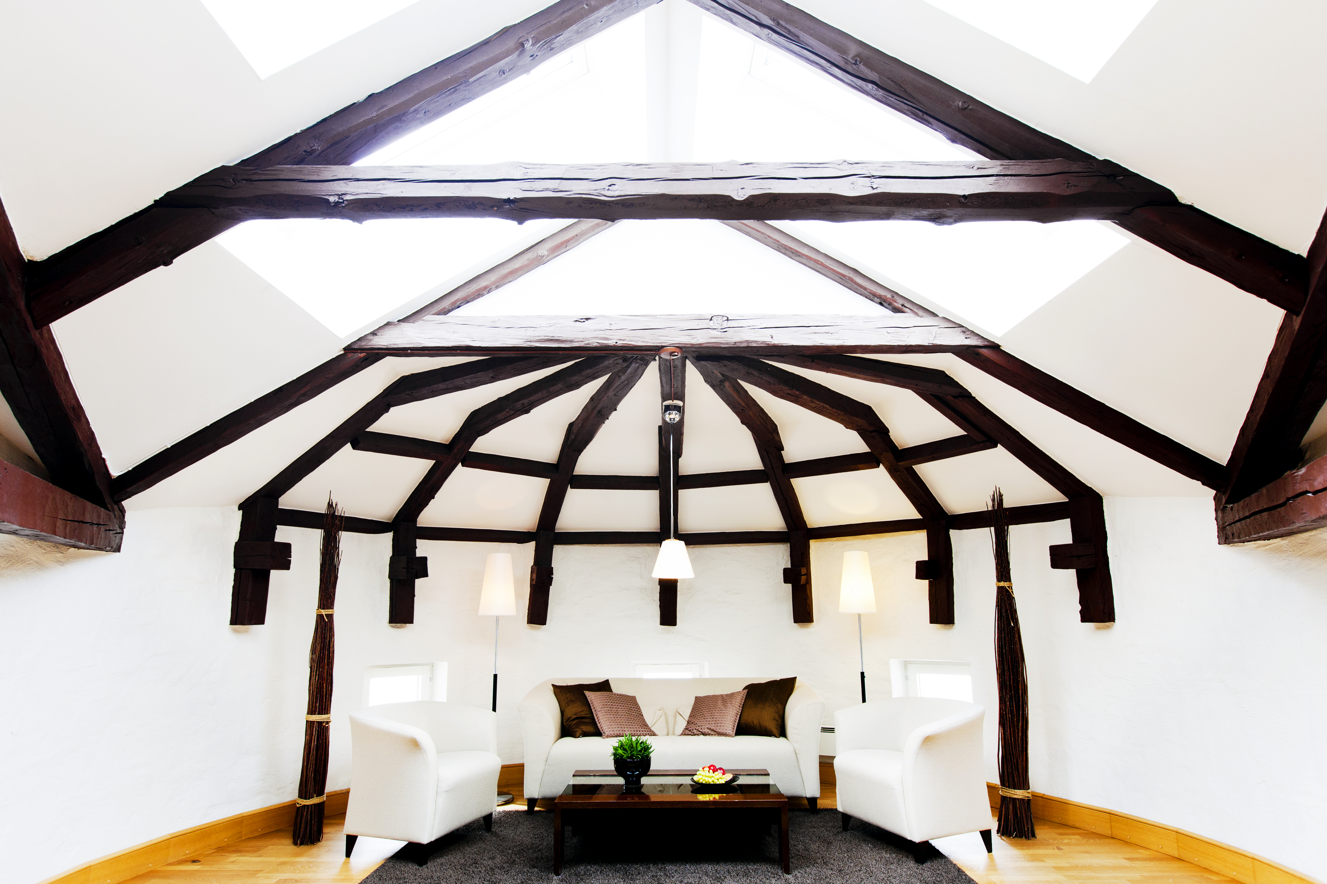 Hotellsvit med många träbalkar i taket