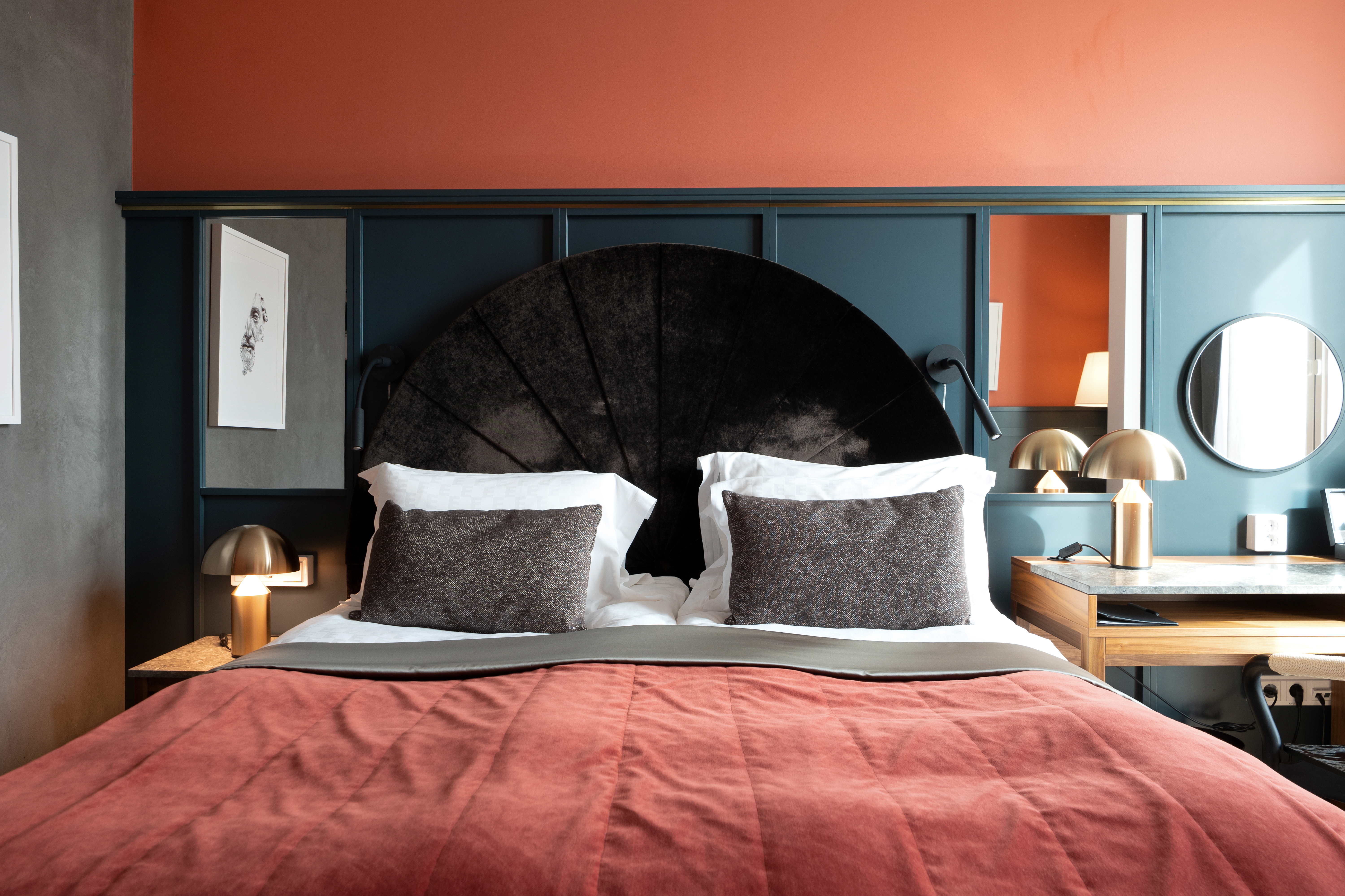 Mysig hotellsvit med färgglada tapeter