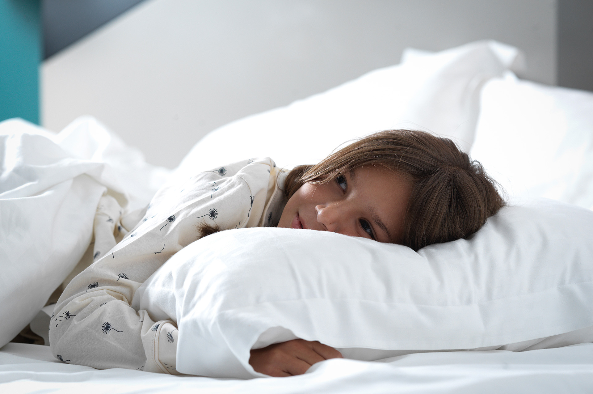 Två barn som sitter på en balkong.