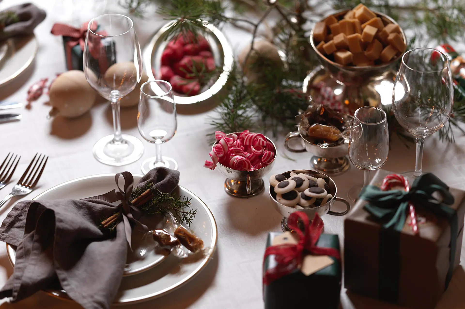 Glögg i glas på ett fat