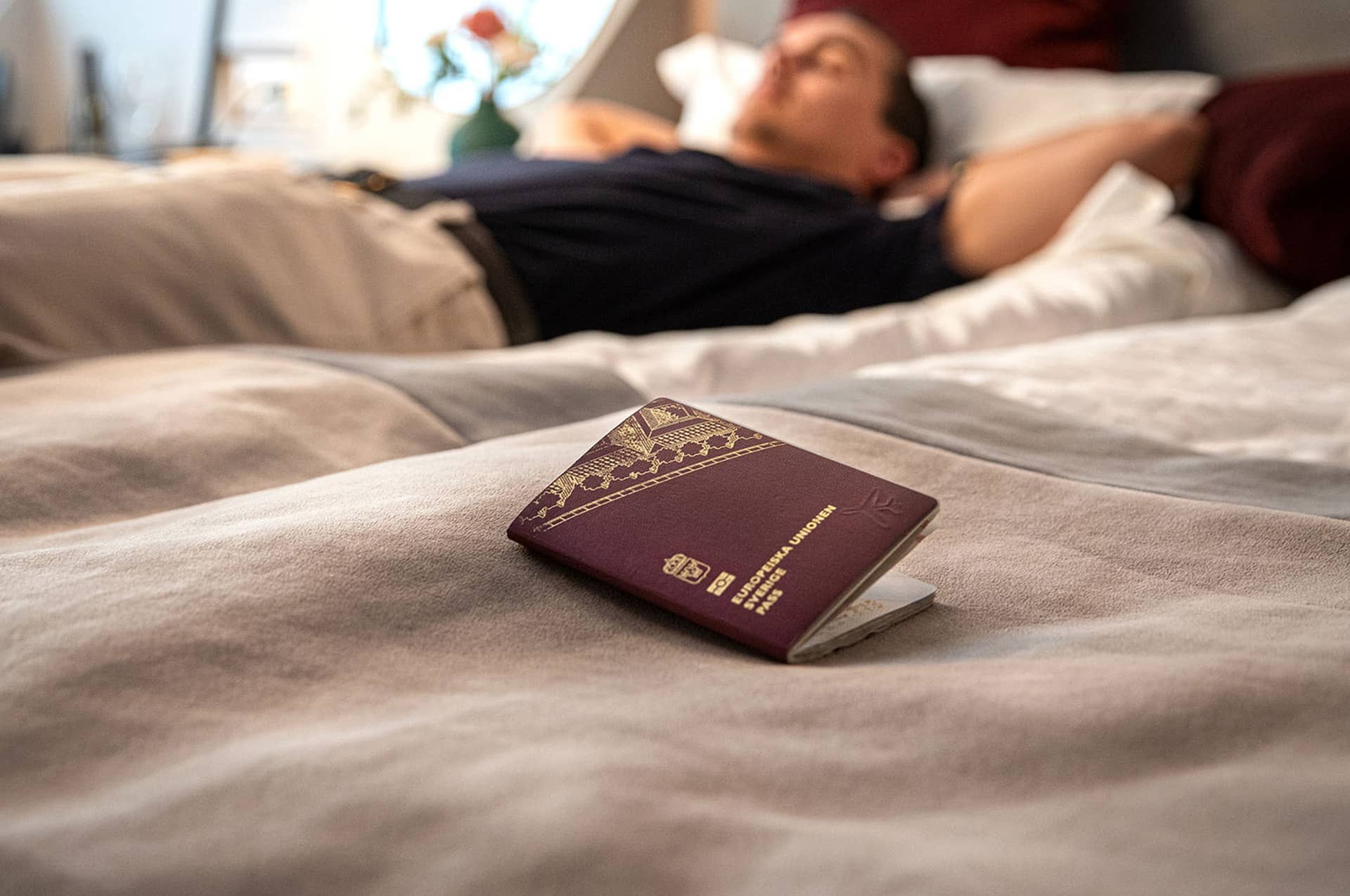 Pass liggandes på hotellsäng 