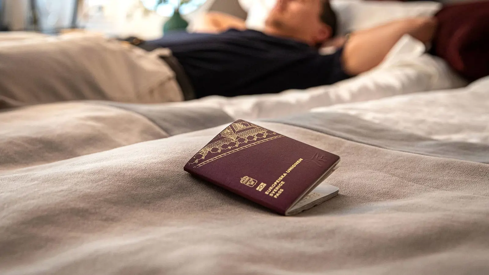 Pass liggandes på hotellsäng