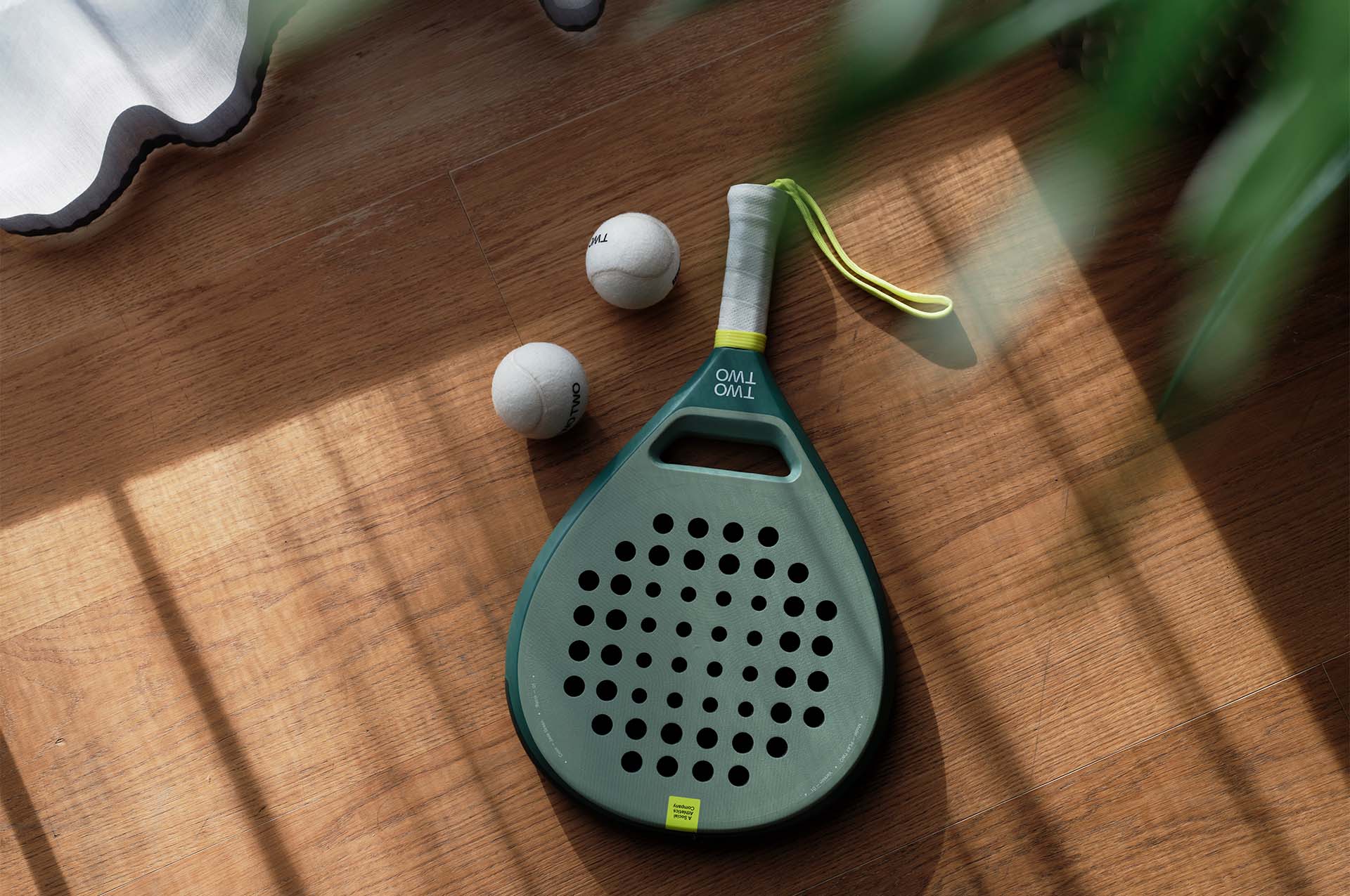 Ett padelrack och två bollar